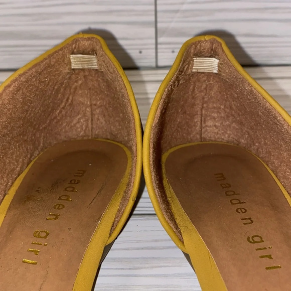 Madden Girl Mustard Sz 7 Flats - Picture 6 of 9